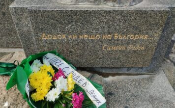 Паметта за Симеон Радев и Бистра Винарова: Настоящето не бива да затрупва миналото Цветя пред паметника на Симеон Радев в София