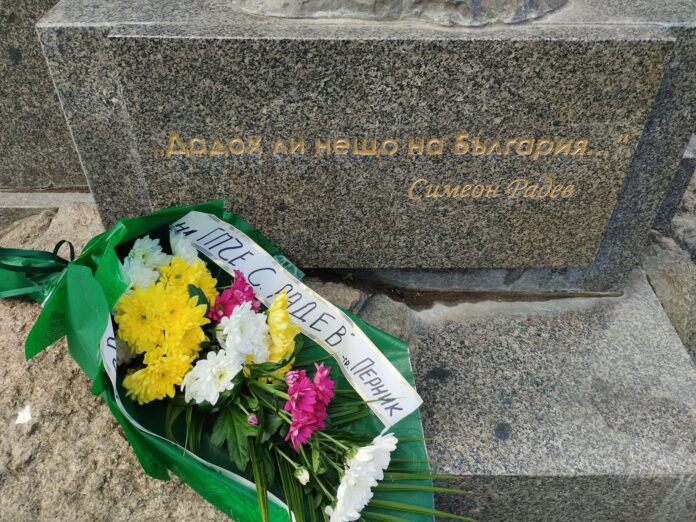 Цветя пред паметника на Симеон Радев в София Цветя пред паметника на Симеон Радев в София