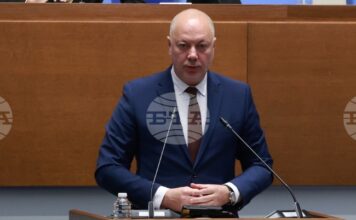 ПП-ДБ връчи „папка с оставка“ на Желязков – премиерът я прибра без да я подпише Росен Желязков