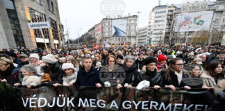 Скандал с насилие над деца разтърси Унгария, хиляди излязоха на улицата