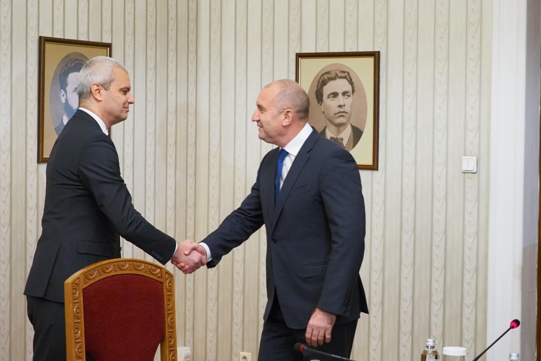 "Възраждане" на консултации при президента Радев