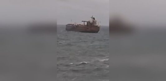 Корабът край Ахтопол остава блокиран