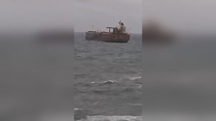 Корабът край Ахтопол остава блокиран Корабът край Ахтопол остава блокиран