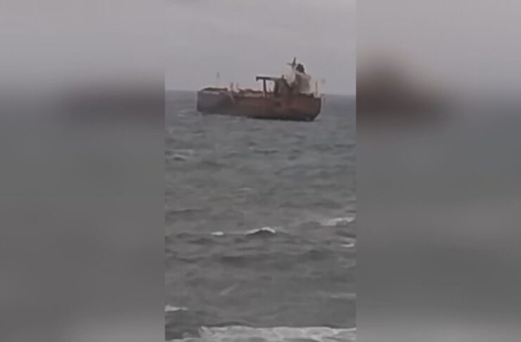 Корабът край Ахтопол остава блокиран