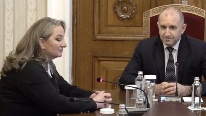 ГЕРБ изпрати само Деница Сачева на консултациите при Радев. ГЕРБ изпрати само Деница Сачева на консултациите при Радев.