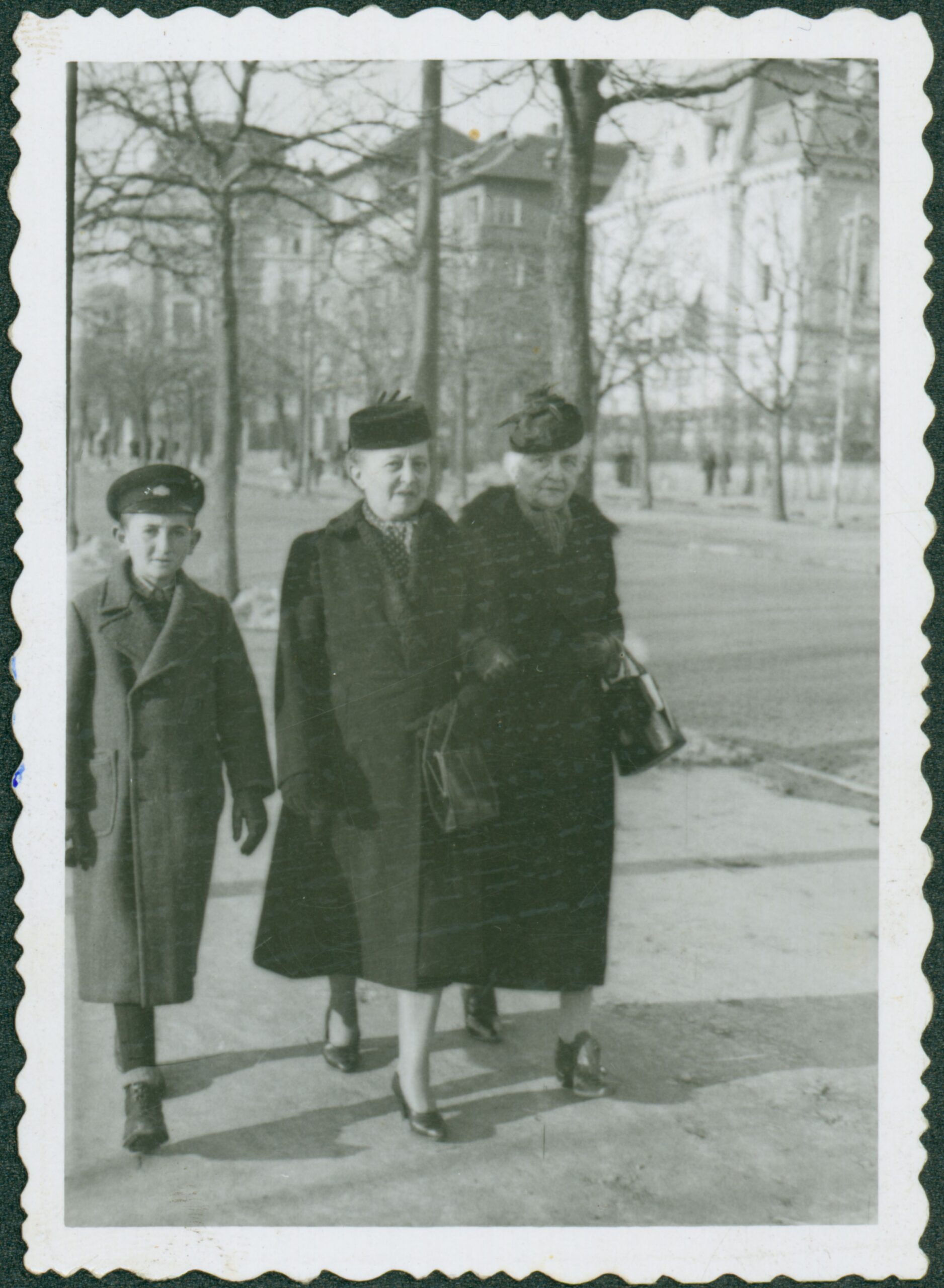  Бистра Винарова, Елиза Винарова и Траян Радев. София. 1947 – 1948 г.ЦДА, ф. 77К, оп. 5, а.е. 214, л. 1 