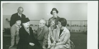 Бистра Винарова, Георги Бакърджиев на художествена изложба с керамика. София. Б.д. ЦДА, ф. 77К, оп. 5, а.е. 215, л. 1