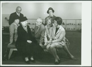 Бистра Винарова, Георги Бакърджиев на художествена изложба с керамика. София. Б.д. ЦДА, ф. 77К, оп. 5, а.е. 215, л. 1