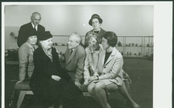 Последните творчески години на Бистра Винарова – закъснялото признание Бистра Винарова, Георги Бакърджиев на художествена изложба с керамика. София. Б.д. ЦДА, ф. 77К, оп. 5, а.е. 215, л. 1