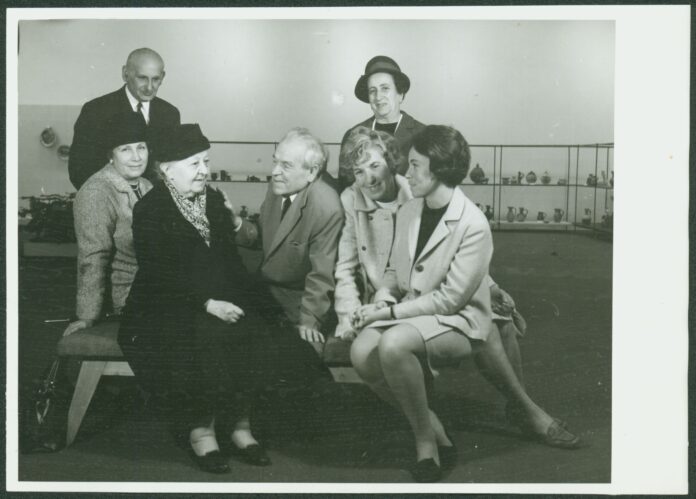 77К, 5, 215, л. 1 Бистра Винарова, Георги Бакърджиев на художествена изложба с керамика. София. Б.д. ЦДА, ф. 77К, оп. 5, а.е. 215, л. 1