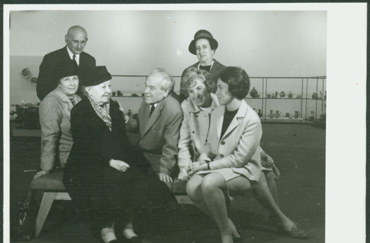 Бистра Винарова, Георги Бакърджиев на художествена изложба с керамика. София. Б.д. ЦДА, ф. 77К, оп. 5, а.е. 215, л. 1