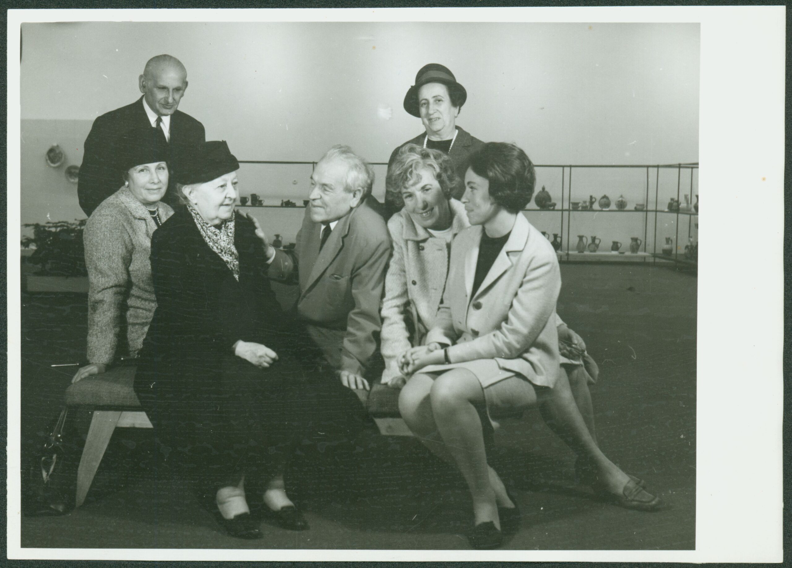 Бистра Винарова, Георги Бакърджиев на художествена изложба с керамика. София. Б.д. ЦДА, ф. 77К, оп. 5, а.е. 215, л. 1