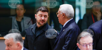 Председателят на Европейския съвет Антонио Koща разговаря с украинския президент Володимир Зеленски на срещата на върха в Брюксел, 18 декември 2025 г.