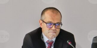 Акт за цифровите услуги 
                                                                                                КЗП е готова за прилагането на Акта за цифровите услуги, но по-малките онлайн търговци трябва да повишат прозрачността, каза в интервю за БТА Александър Колячев