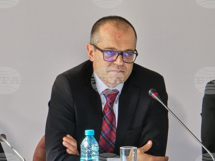 Акт за цифровите услуги 
                                                                                                КЗП е готова за прилагането на Акта за цифровите услуги, но по-малките онлайн търговци трябва да повишат прозрачността, каза в интервю за БТА Александър Колячев