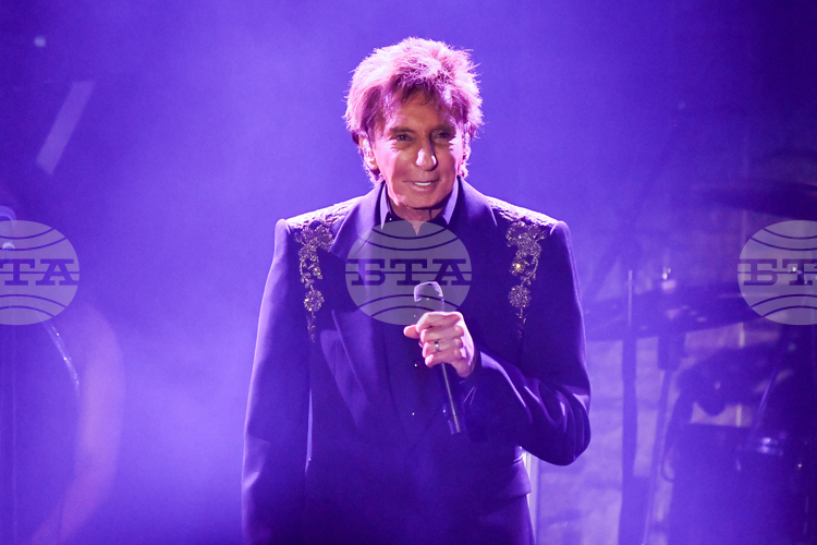 Американският певец Бари Манилоу обяви че предстои да се подложи