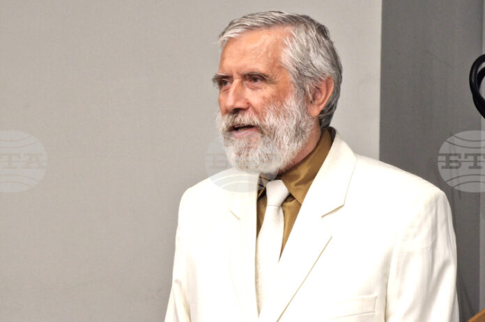 Авторската си лирика и биографията на Имре Калман ще представи днес в Русе писателят Петър Вангелов