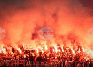 Байерн бе глобен с 116 000 евро и частично затваряне на стадиона от УЕФА Байерн бе глобен с 116 000 евро и частично затваряне на стадиона от УЕФА