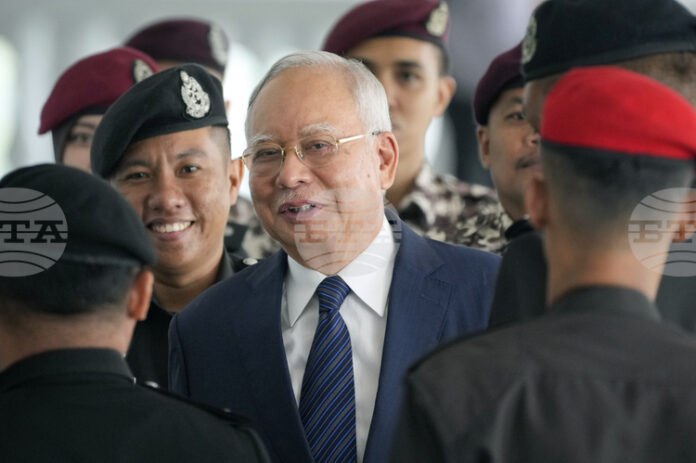 Бившият премиер на Малайзия Наджиб Разак призова за спокойствие след новата присъда и обеща да продължи борбата си