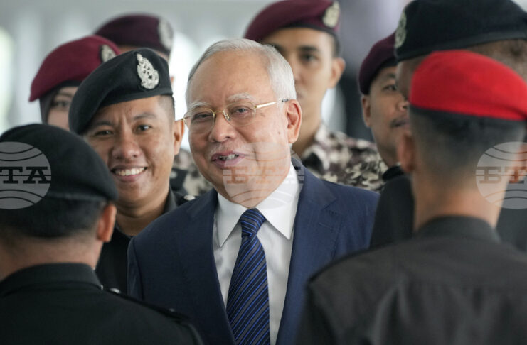 Бившият премиер на Малайзия Наджиб Разак призова за спокойствие след новата присъда и обеща да продължи борбата си