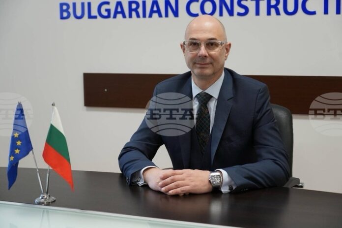 Борбата със сивия сектор, връщането на работниците ни от Европа и включването на младите в бранша ще са приоритет в мандата ми, заяви новоизбраният председател на Камарата на строителите в България