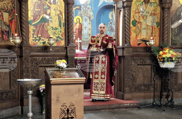 Божието благословение и милост да бъдат върху всички ни, пожела отец Анатоли Тодоров в черквата „Св. Успение Богородично“ в Търговище