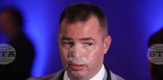 Бурното море не позволява евакуация на екипажа на танкера, заседнал край Ахтопол, каза директорът на "Гранична полиция"