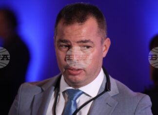 Бурното море не позволява евакуация на екипажа на танкера, заседнал край Ахтопол, каза директорът на "Гранична полиция" Бурното море не позволява евакуация на екипажа на танкера, заседнал край Ахтопол, каза директорът на "Гранична полиция"