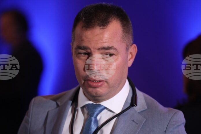 Бурното море не позволява евакуация на екипажа на танкера, заседнал Бурното море не позволява евакуация на екипажа на танкера, заседнал край Ахтопол, каза директорът на "Гранична полиция"