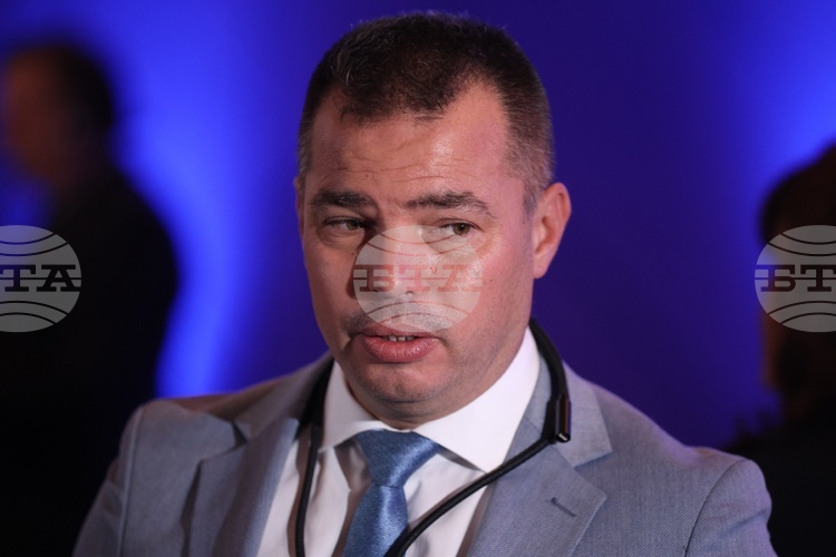 Бурното море не позволява евакуация на екипажа на танкера, заседнал край Ахтопол, каза директорът на "Гранична полиция"