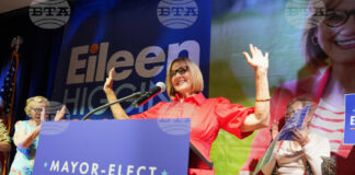 Новоизбраният кмет на Маями Айлийн Хигинс празнува с привърженици след победата си, 9 декември 2025 г