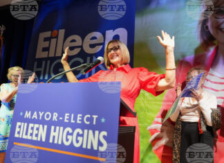 Новоизбраният кмет на Маями Айлийн Хигинс празнува с привърженици след победата си, 9 декември 2025 г