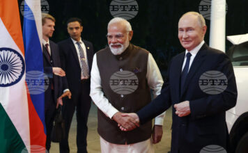 Моди пренебрегва Запада и приема Путин с царски почести Руският президент Владимир Путин пристига в канцеларията на индийския премиер Нарендра Моди в Делхи, 4 декември 2025 г.