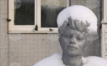 Статуя на Сергей Есенин в Санкт Петербург. Снимка: AP/БТА