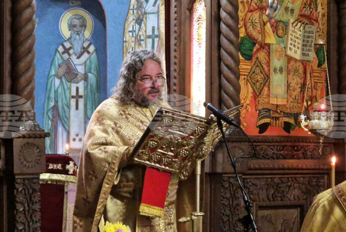 Да кроим душите си по-широко, според любовта Божия и вярата Да кроим душите си по-широко, според любовта Божия и вярата в Христос, призова в проповедта си отец Бисер Христов от Търговище