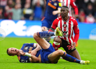 Дан Бърн от Нюкасъл е със счупено ребро и увреден бял дроб