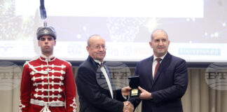 Държавният глава Румен Радев връчи на Българската търговско-промишлена палата почетния знак на президента