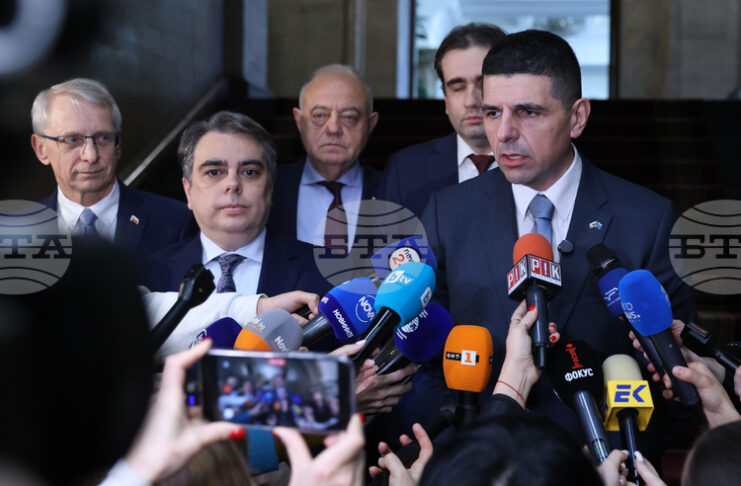 Датата за извънредни избори ще бъде определена от президента, заяви председателят на ПП Асен Василев след консултациите при Румен Радев