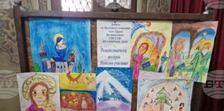 Деца от неделното училище в Търговище украсиха преддверието на храм „Св. Успение Богородично“ в Търговище за Рождественските празници