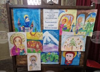 Деца от неделното училище в Търговище украсиха преддверието на храм „Св. Успение Богородично“ в Търговище за Рождественските празници Деца от неделното училище в Търговище украсиха преддверието на храм „Св. Успение Богородично“ в Търговище за Рождественските празници
