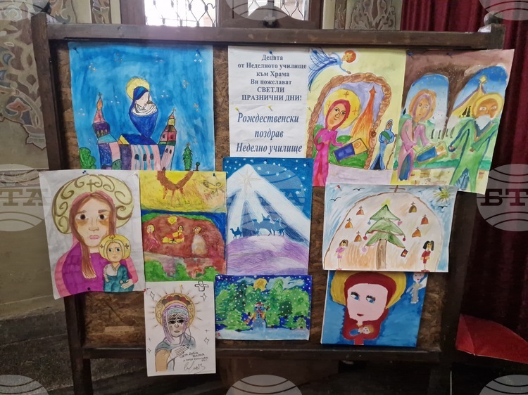 Деца от неделното училище в Търговище декорираха входа на храм