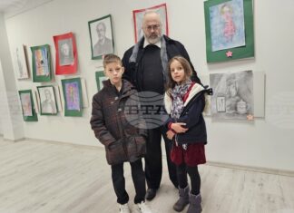 Децата от школата по рисуване и дизайн, водена от русенския художник Иван Иванов – Йоаний, подредиха коледна изложба Децата от школата по рисуване и дизайн, водена от русенския художник Иван Иванов - Йоаний, подредиха коледна изложба