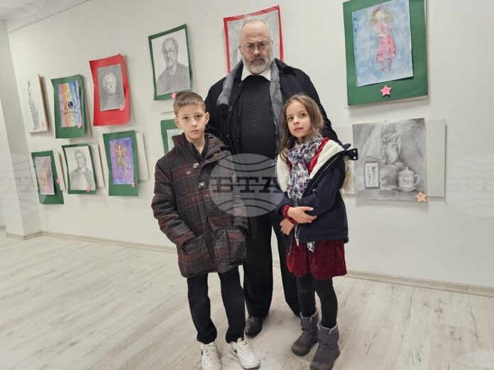 Децата от школата по рисуване и дизайн, водена от русенския Децата от школата по рисуване и дизайн, водена от русенския художник Иван Иванов - Йоаний, подредиха коледна изложба