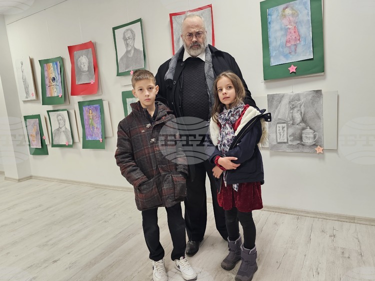 Децата от майсторския клас в школата по рисуване и дизайн