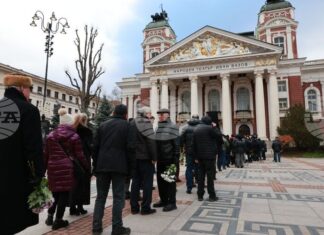Десетки хора се поклониха пред бившия министър на културата Георги Йорданов (1934-2025)