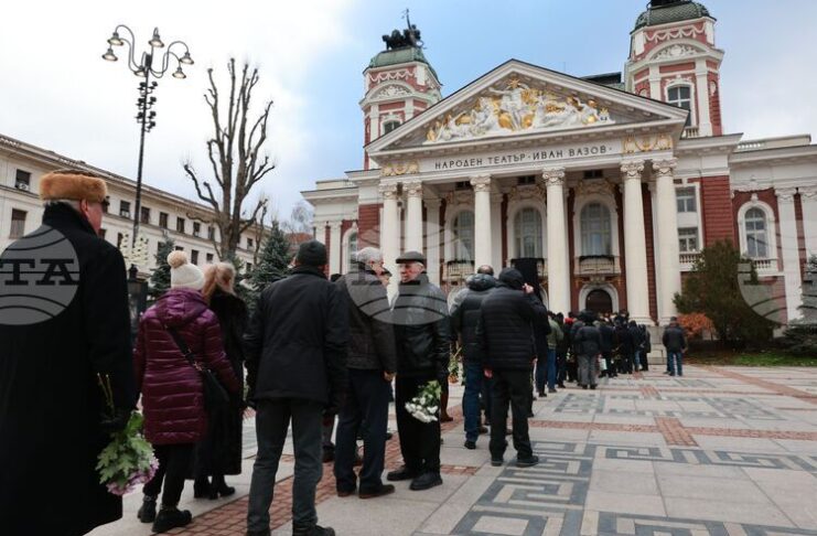 Десетки хора се поклониха пред бившия министър на културата Георги Йорданов (1934-2025)