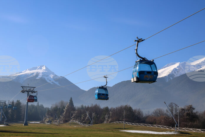Добри са условията за туризъм в планините, но снежната покривка Добри са условията за туризъм в планините, но снежната покривка е заледена и хлъзгава, съобщиха от Планинската спасителна служба на БЧК