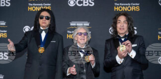 Доналд Тръмп изрази почитта си към Силвестър Сталоун, Глория Гейнър, „Кис“ на церемония в Центъра за сценични изкуства „Кенеди"