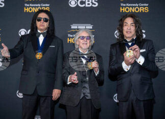 Доналд Тръмп изрази почитта си към Силвестър Сталоун, Глория Гейнър, „Кис“ на церемония в Центъра за сценични изкуства „Кенеди" Доналд Тръмп изрази почитта си към Силвестър Сталоун, Глория Гейнър, „Кис“ на церемония в Центъра за сценични изкуства „Кенеди"