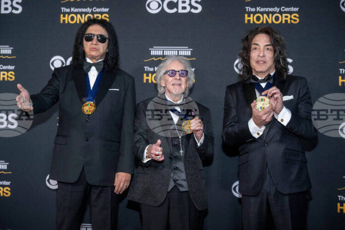 Доналд Тръмп изрази почитта си към Силвестър Сталоун, Глория Гейнър, „Кис“ на церемония в Центъра за сценични изкуства „Кенеди"